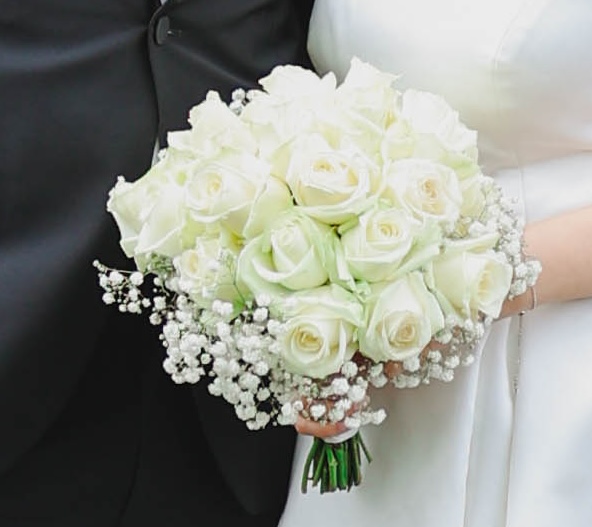 Brautstrauß mit weißen Rosen