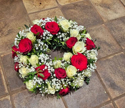 Trauerkranz mit roten und weißen Rosen