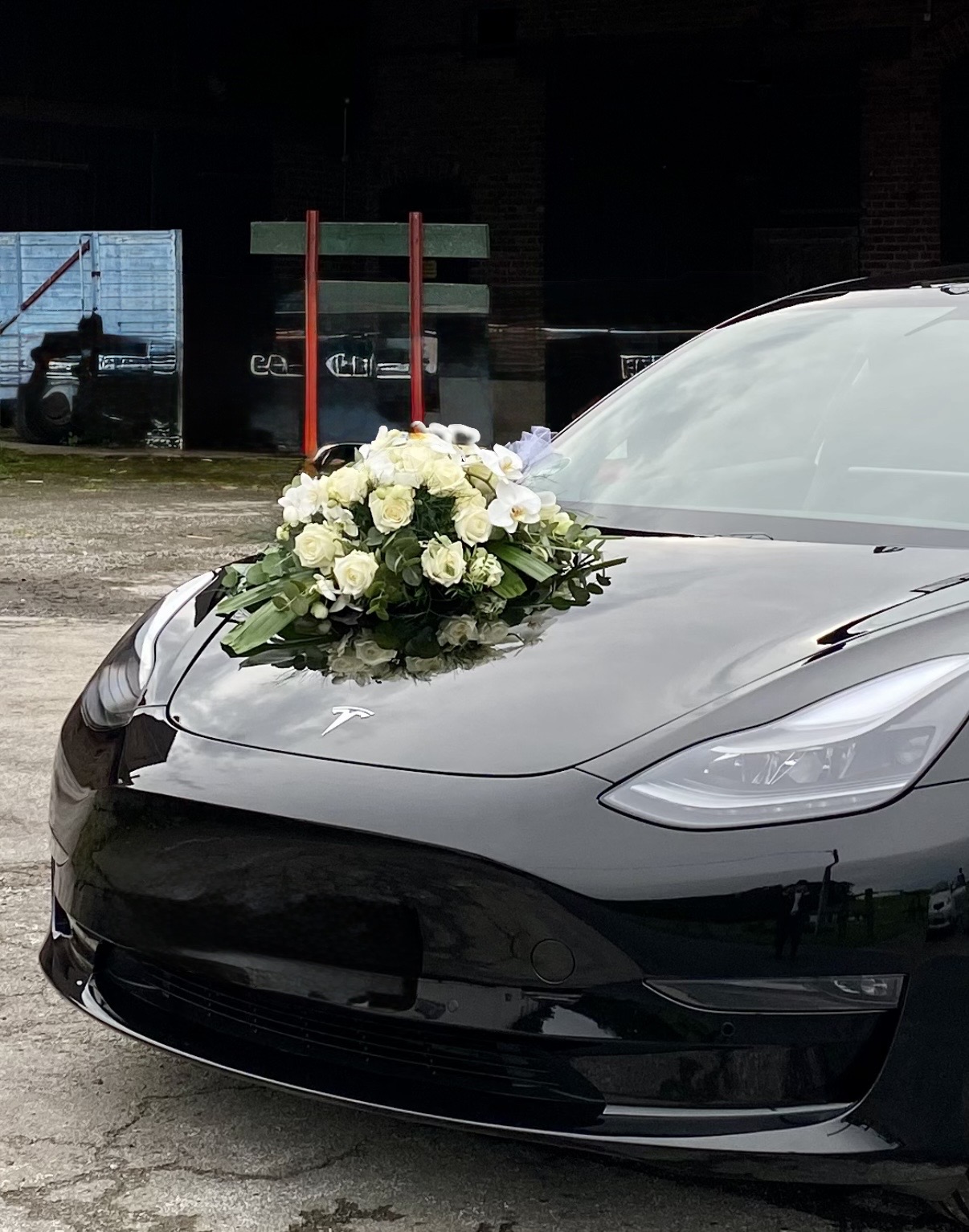 Hochzeits-Autoschmuck mit weißen Rosen und Orchideen